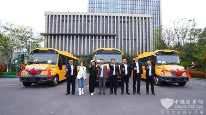 助當(dāng)?shù)貙W(xué)生安全出行 宇通90輛校車交付路易達校車