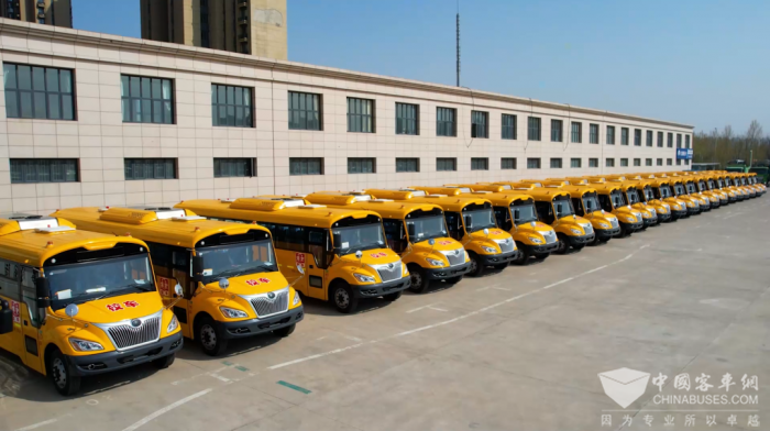 助當(dāng)?shù)貙W(xué)生安全出行 宇通90輛校車交付路易達校車