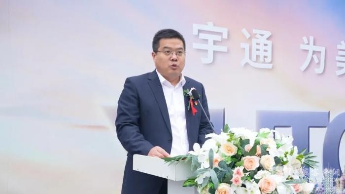 助當(dāng)?shù)貙W(xué)生安全出行 宇通90輛校車交付路易達校車