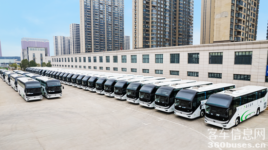 行業(yè)最大批量！宇通100輛高端旅游客車(chē)交付新疆
