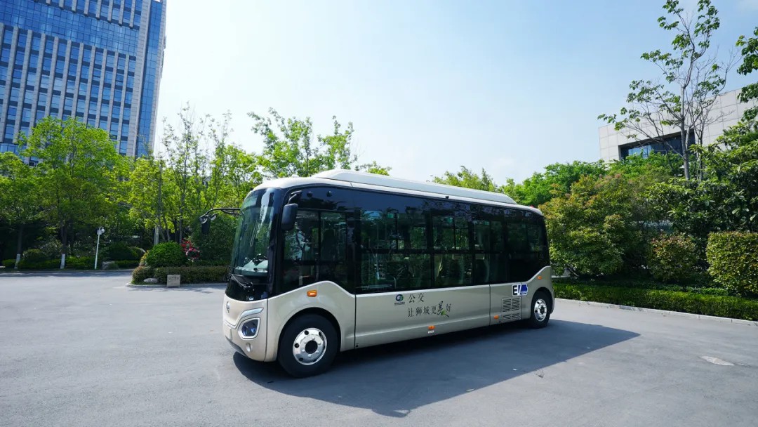 微循環(huán)公交領(lǐng)銜！80輛宇通純電動批量發(fā)運獅城