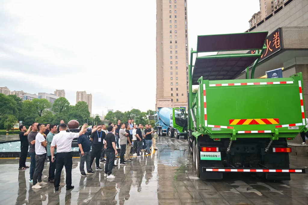 宇通重卡百城萬客價(jià)值品鑒，信陽(yáng)綠色轉(zhuǎn)型啟新程