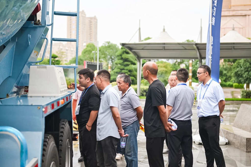 宇通重卡百城萬客價(jià)值品鑒，信陽(yáng)綠色轉(zhuǎn)型啟新程