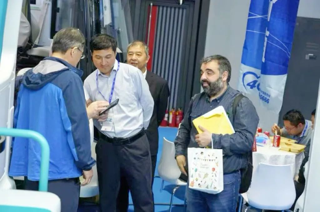 宇通醫(yī)療車矩陣綻放第91屆（CMEF）中國國際醫(yī)療器械博覽會，科技創(chuàng)新驅(qū)動健康未來！