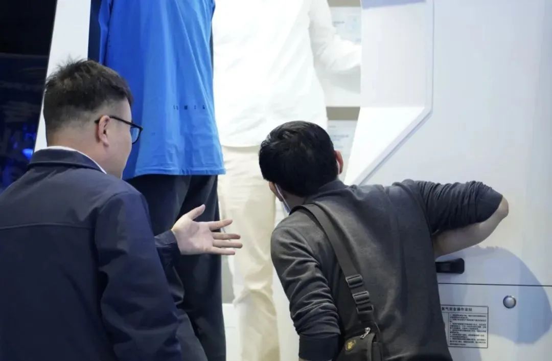 宇通醫(yī)療車矩陣綻放第91屆（CMEF）中國國際醫(yī)療器械博覽會，科技創(chuàng)新驅(qū)動健康未來！