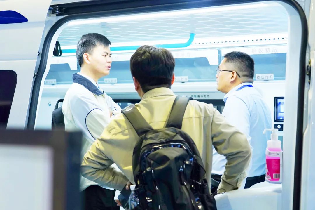 宇通醫(yī)療車矩陣綻放第91屆（CMEF）中國國際醫(yī)療器械博覽會，科技創(chuàng)新驅(qū)動健康未來！