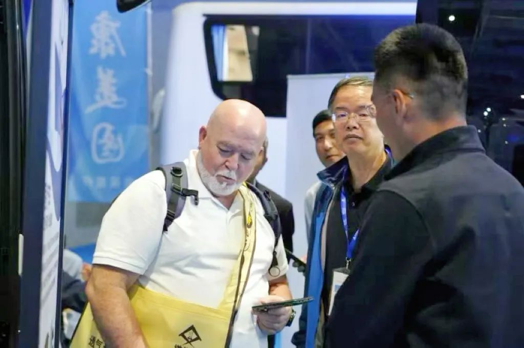 宇通醫(yī)療車矩陣綻放第91屆（CMEF）中國國際醫(yī)療器械博覽會，科技創(chuàng)新驅(qū)動健康未來！