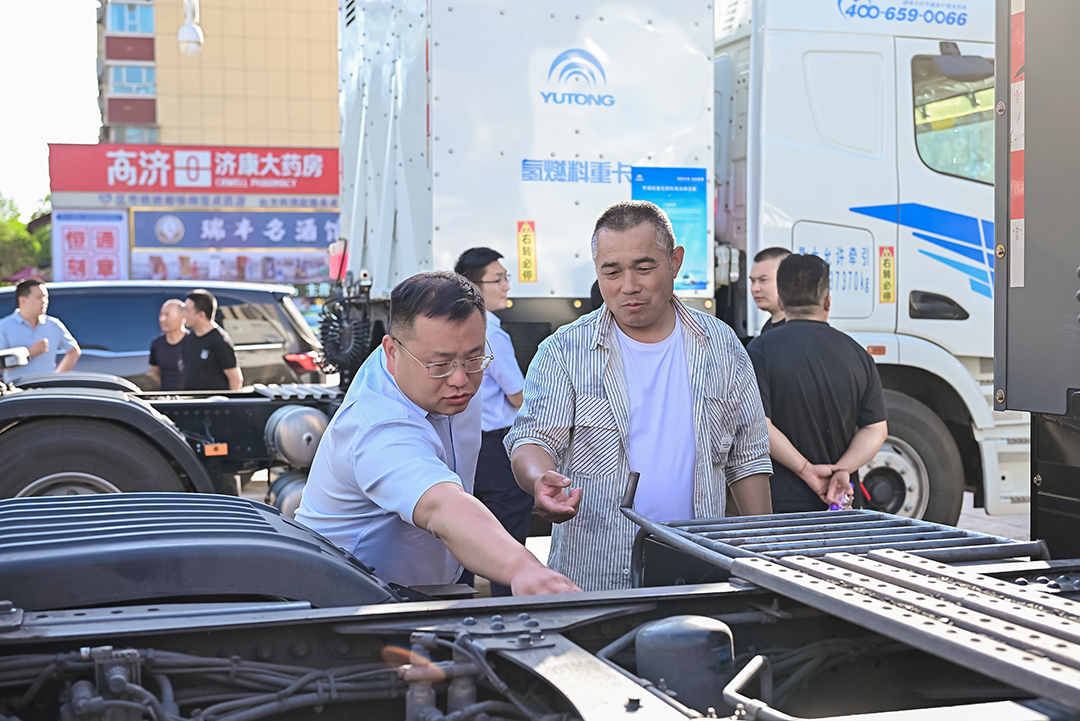 跑贏每一度丨從烏市到新鄉(xiāng)，宇通重卡唱響新品上市“雙城記”