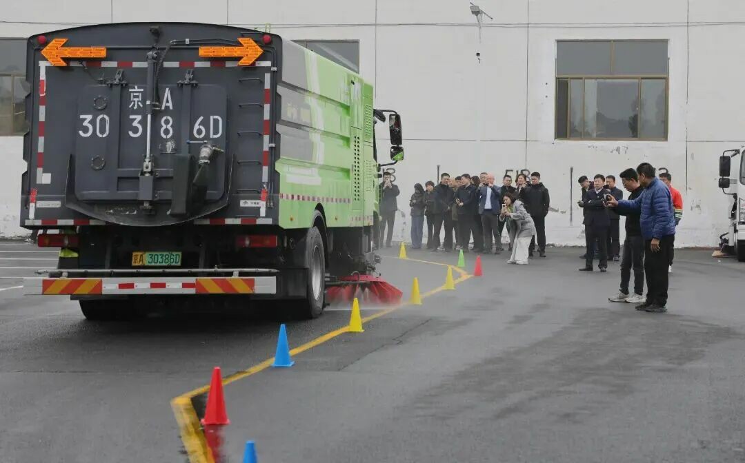 看見TA的名字，致敬不凡堅(jiān)守！宇通環(huán)衛(wèi)祝所有環(huán)衛(wèi)工人節(jié)日快樂！