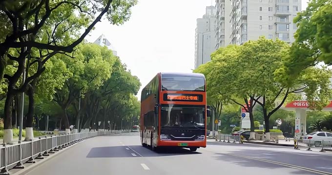 宇通高端純電雙層巴士駛?cè)雽幉ü懦牵洪_啟“一城型動 一程心動”文旅新體驗