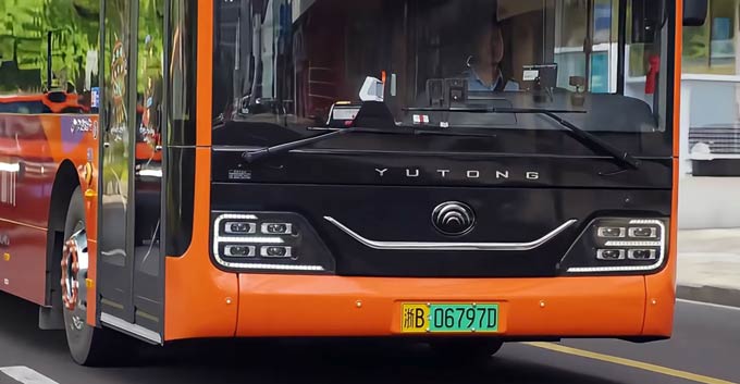 宇通高端純電雙層巴士駛?cè)雽幉ü懦牵洪_啟“一城型動 一程心動”文旅新體驗