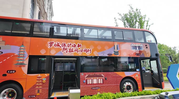 宇通高端純電雙層巴士駛?cè)雽幉ü懦牵洪_啟“一城型動 一程心動”文旅新體驗