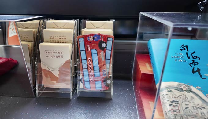 宇通高端純電雙層巴士駛?cè)雽幉ü懦牵洪_啟“一城型動 一程心動”文旅新體驗