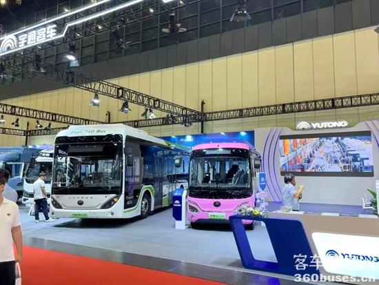 “綠”動中原！宇通F10、宇萌E6S 2.0組團(tuán)亮相鄭州新能源車展