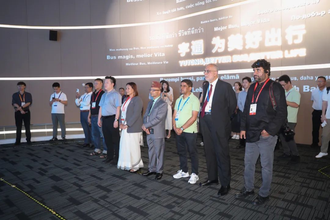 上合組織媒體智庫峰會代表團走進宇通，感受“中國智造”活力
