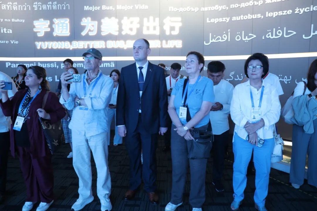 上合組織媒體智庫峰會代表團走進宇通，感受“中國智造”活力