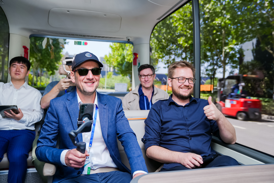  英國媒體人第一次乘坐自動(dòng)駕駛巴士，感覺很神奇！