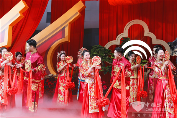 明星車(chē)型“接親” 宇通集團(tuán)第15屆集體婚禮演繹“國(guó)風(fēng)浪漫”