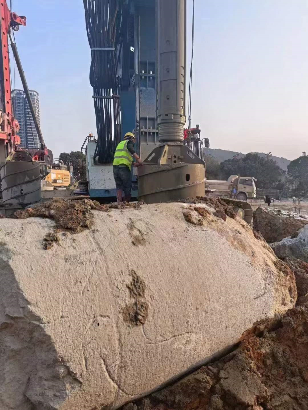 6個月狂干2800小時！宇通電動旋挖鉆機助力深圳地鐵項目建設