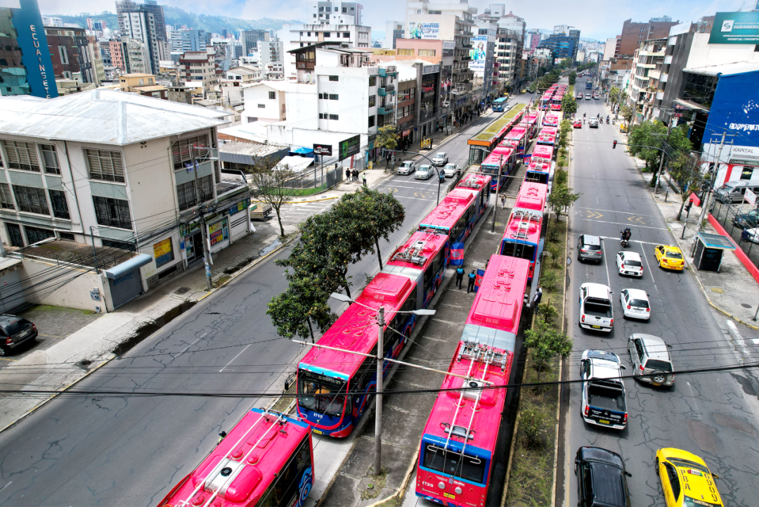厄瓜多爾首批！宇通雙源無軌電車點(diǎn)亮首都綠色動(dòng)脈