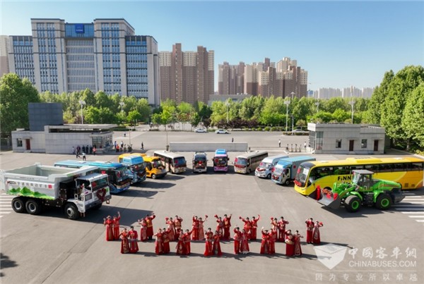 明星車(chē)型“接親” 宇通集團(tuán)第15屆集體婚禮演繹“國(guó)風(fēng)浪漫”