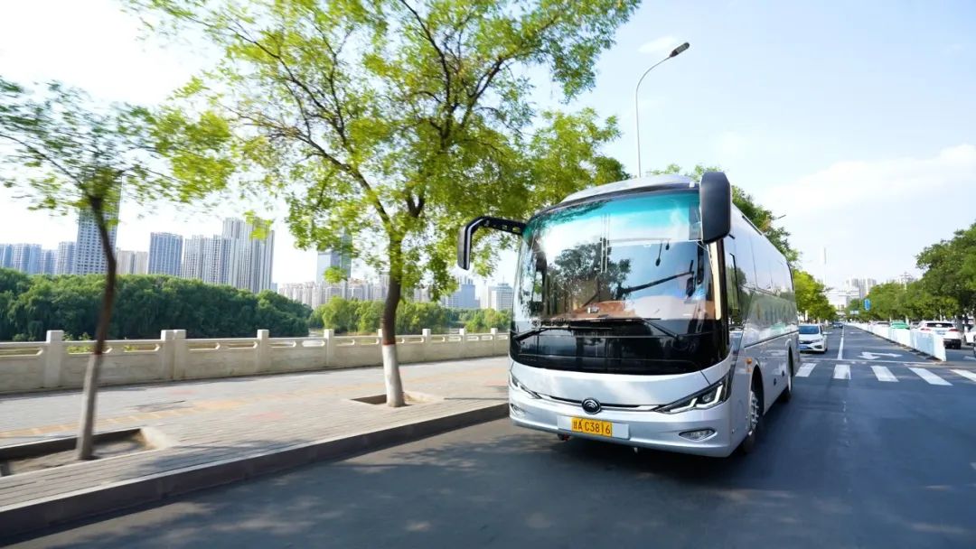 國(guó)風(fēng)車奔赴絲綢路！宇通攜手甘肅旅汽打造西北高端游