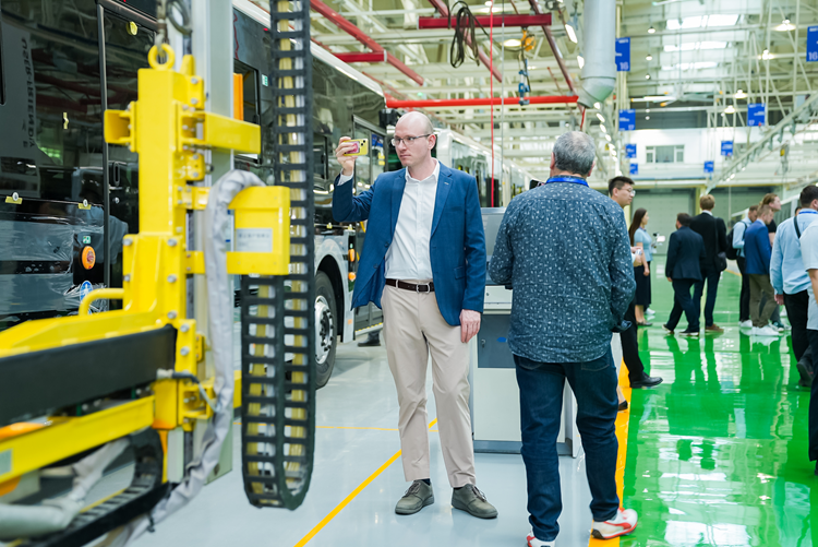 12國權(quán)威媒體探訪宇通新能源 共話公共交通綠色發(fā)展最優(yōu)解