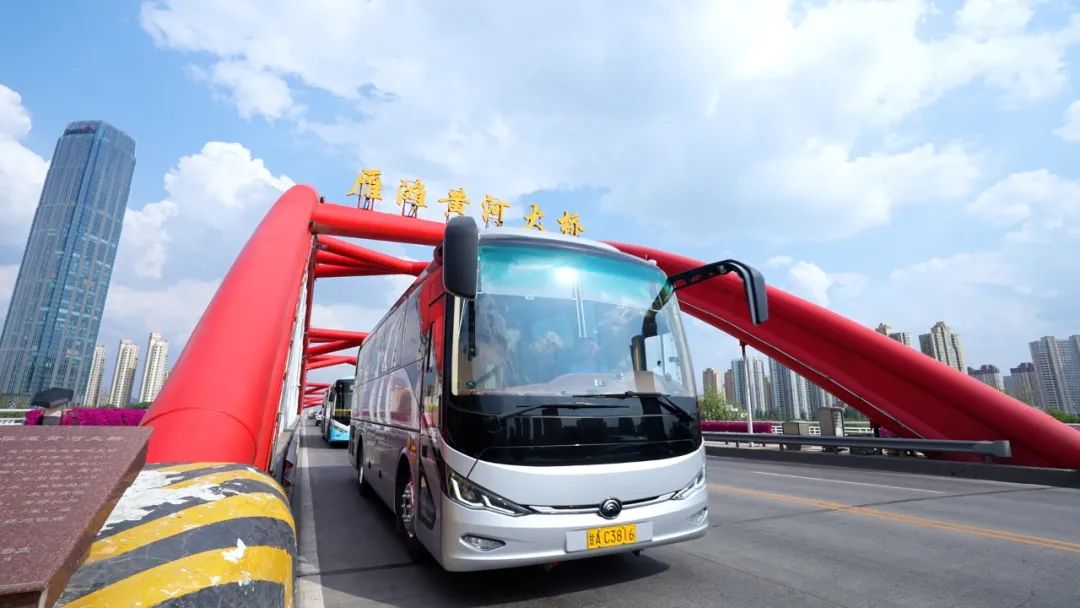 國(guó)風(fēng)車奔赴絲綢路！宇通攜手甘肅旅汽打造西北高端游