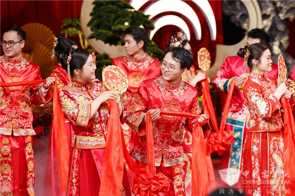 明星車(chē)型“接親” 宇通集團(tuán)第15屆集體婚禮演繹“國(guó)風(fēng)浪漫”