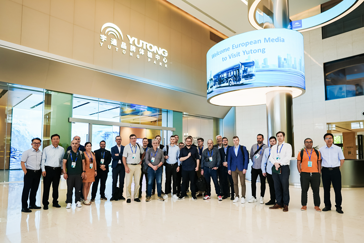 12國權(quán)威媒體探訪宇通新能源 共話公共交通綠色發(fā)展最優(yōu)解