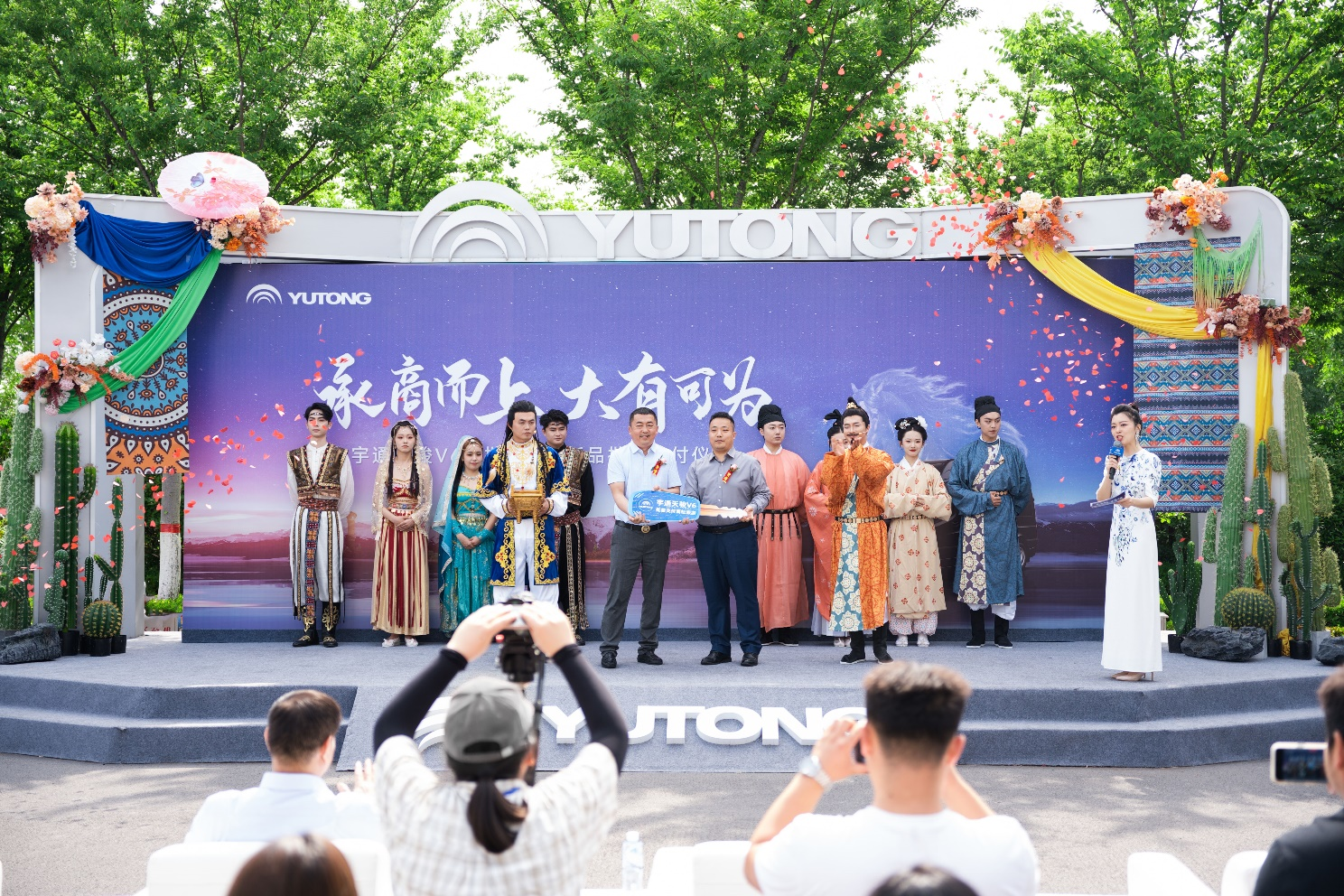  230輛！高端出行新范本！宇通天駿V6 7座新品首發(fā)，批次交付新疆