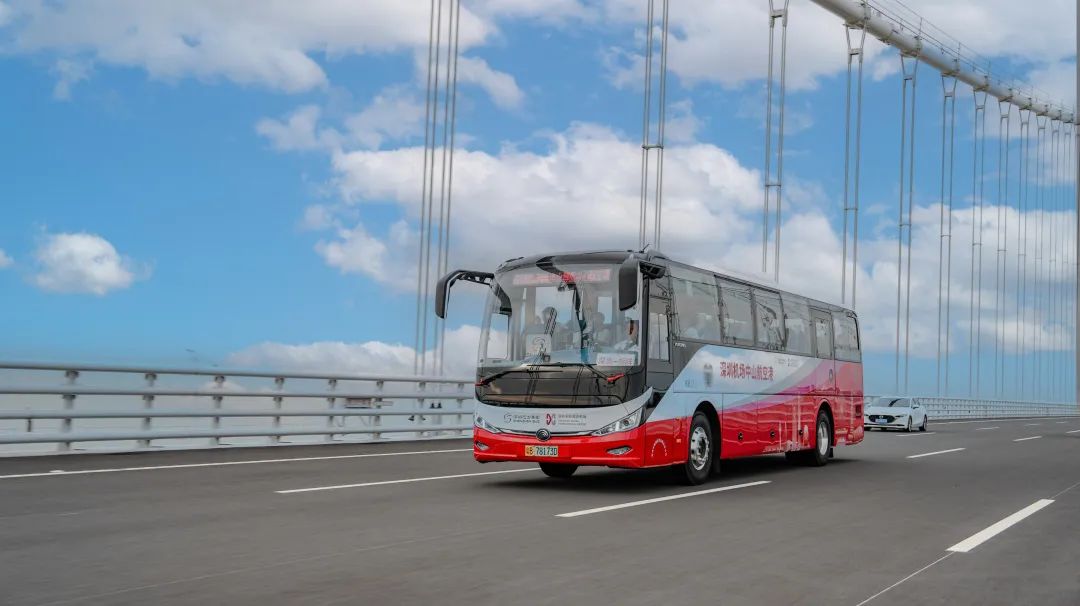 本次兩會唯一高端公商務客車！宇通T7十年鑄就品牌高端之路