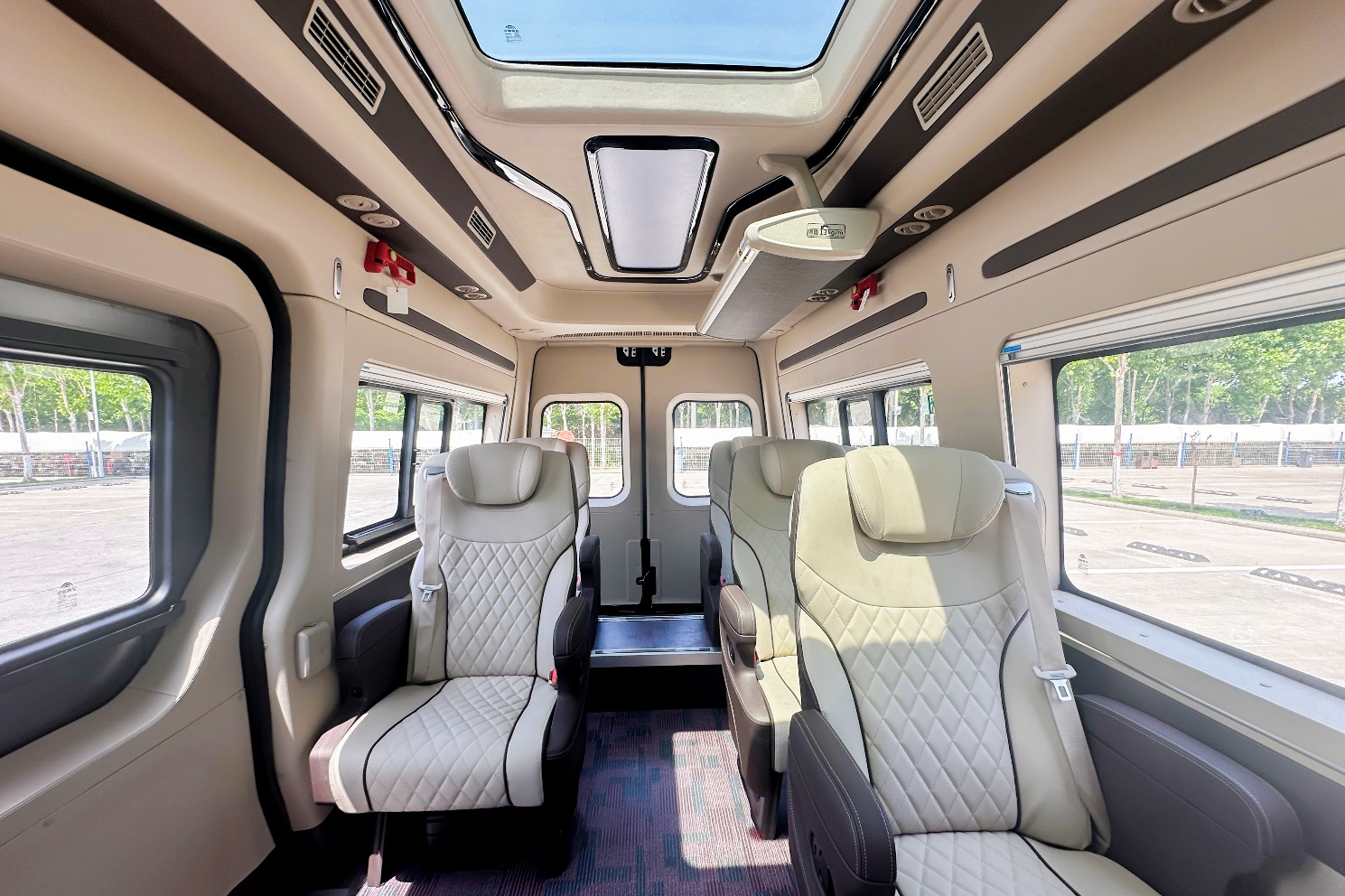  230輛！高端出行新范本！宇通天駿V6 7座新品首發(fā)，批次交付新疆