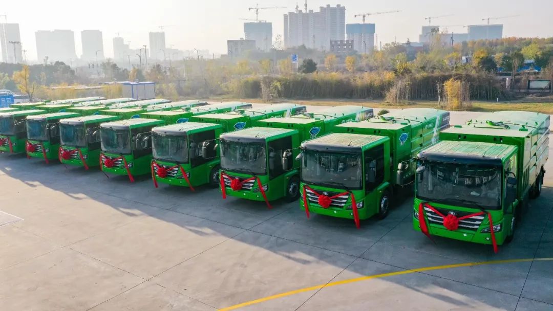以“氫”促“新”！宇通氫燃料環(huán)衛(wèi)車批量交付河南新密