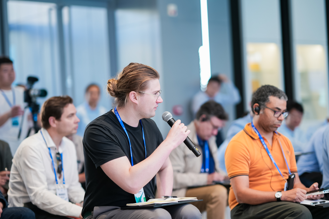  英國媒體人第一次乘坐自動(dòng)駕駛巴士，感覺很神奇！