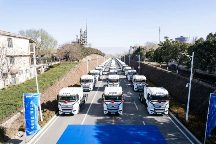2024開年以來國內(nèi)最大批量氫燃料牽引車成功交付！2.jpg