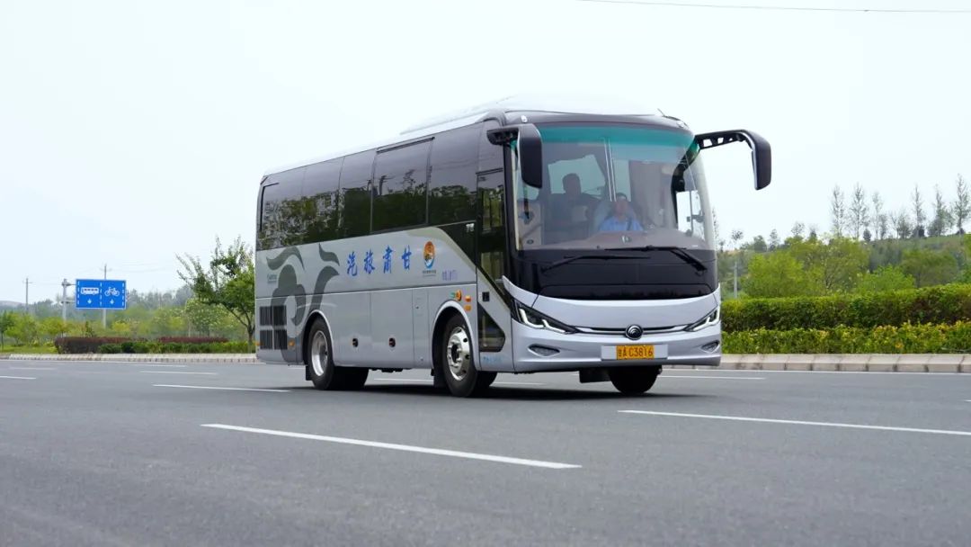 國(guó)風(fēng)車奔赴絲綢路！宇通攜手甘肅旅汽打造西北高端游